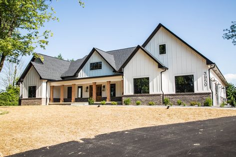 Ranch Farmhouse Exterior, Modern Farmhouse Exterior Colors, Farmhouse Exterior Colors, White Farmhouse Exterior, Mountain Home Exterior, Exterior Finishes, White Exterior Houses, Farmhouse Exterior Design, Trim Colors