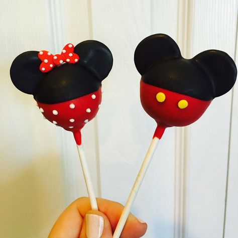 Mickey and Minnie Mouse cake pops Mickey And Minnie Cake Pops, Mickey And Minnie Cupcakes, Minnie Cake Pops, Mickey Mouse Cake Pops, Cake Pops Mickey Mouse, Mickey Cake Pops, Minnie Decorations, Disney Cake Pops, Birthday Desert