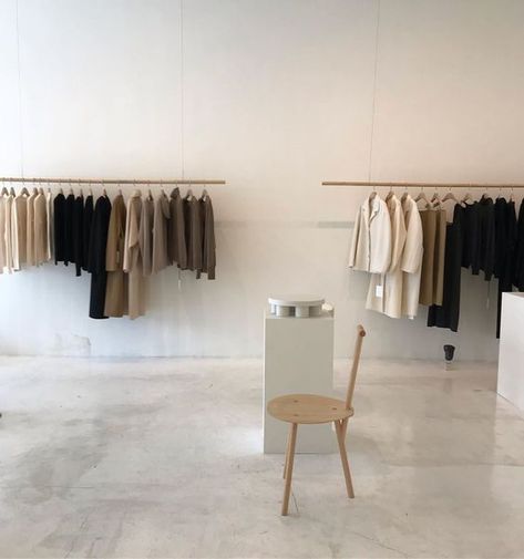 Rustic Clothing Store, Boutique Shop Interior, Retail Store Layout, Room Minimal, Fashion Showroom, Fashion Displays, Djerf Avenue, Home Goods Store, Knit Coat