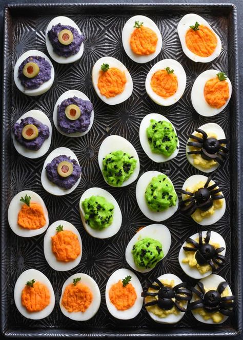 Pumpkin Deviled Eggs, Halloween Deviled Eggs, Halloween Finger Foods, Healthy Halloween Food, Easy Halloween Snacks, Halloween Party Appetizers, Halloween Food Appetizers, Deviled Eggs Easy, Halloween Dishes