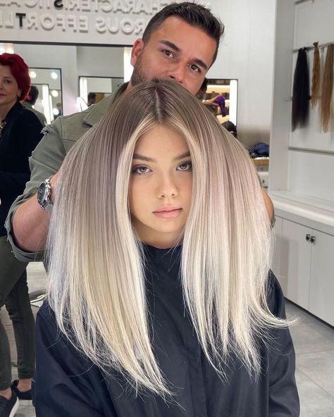 Lowlights In Platinum Blonde Hair, Hair Color For Volume, Platinum Hair With Roots, Brown Hair With Platinum Balayage, Bright Blonde Balayage Dark Roots, Balayage Hair Icy Blonde, Cool Blonde With Dark Roots, White Blonde Dark Roots, Platinum Blonde Hair Shadow Root