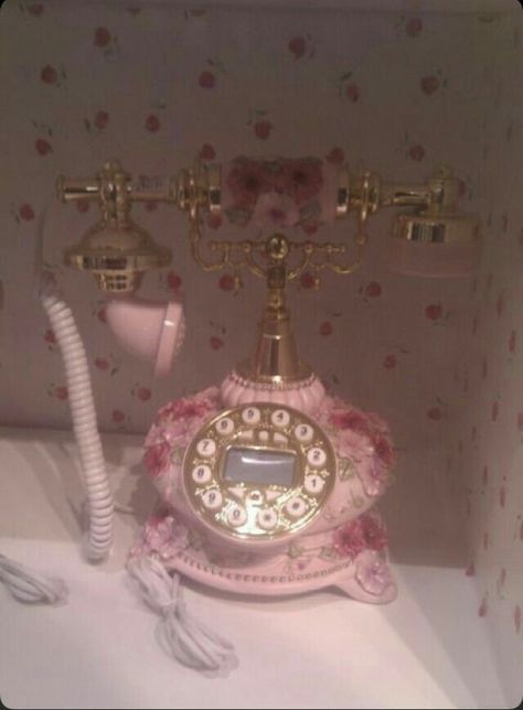 Aesthetic Old Phone, Old Coquette, Goth Interior, Girl Bestie, Pink Goth, Aesthetic Old, Old Phone, Girly Girl, Pink