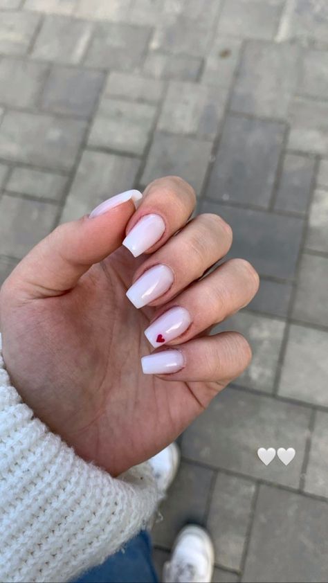 White Nails With Letter On It, Basic Nails With Heart, White Clean Nails, White Nails Ideas 2024, Basic Nail Inspiration, Nails White With Heart, Simple Nails With Heart, Basic Nail Ideas Simple, Nails Inspiration 2024