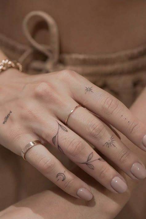 Classy Tattoo, Poker Tattoo, Finger Tattoo For Women, Finger Tats, Hand And Finger Tattoos, Finger Jewelry, Small Pretty Tattoos, Petite Tattoos, Hand Poked Tattoo