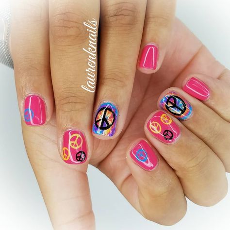 Peace And Love Nails, Peace Nails Designs, Peace Sign Nail Art, Hippy Nail Designs, Peace Sign Nails, Tye Dye Nails, Peace Nails, Pretty Fingers, Hippie Nails