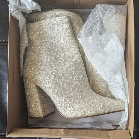 Steve Madden Nelle White Boots, White Pearls, Size 10. New. Never Worn. White Sparkle Cowboy Boots, Pearl Cowgirl Boots, White Boots Wedding, Wedding Dress With Boots, White Wedding Boots, White Reception Dress, Carin Leon, Cowgirl Boots Wedding, Winter Wedding Shoes