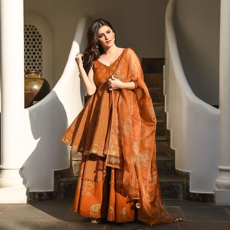 #BudgetBooking: 10+ Brands Having Winsome Ethnic Wear Collection Under 10K Interesting Fashion, Anarkali Dress Pattern, Salwar Kamiz, Casual Indian Fashion, Indian Dresses Traditional, Desi Fashion Casual, Traditional Indian Outfits, Trendy Dress Outfits, Simple Pakistani Dresses