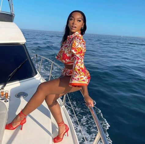 Black Women Luxury on Instagram: “@iammuna #blackluxury #blackluxurylifestyle #blackwomeninluxury #luxurytraveler #luxurywomen #luxurylifestyleblogger” Rich Fashion Aesthetic, Luxury Black Women Lifestyle, Yacht Outfit Women Classy, Yacht Outfit Women, Classy Fashion Aesthetic, Black Women Lifestyle, Aesthetic Expensive, Luxury Fashion Aesthetic, Luxury Black Women