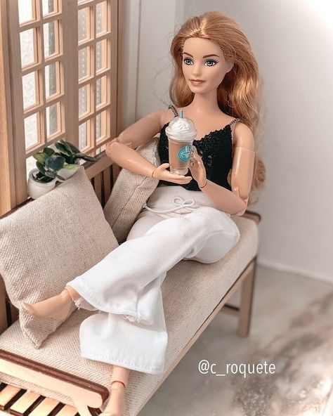 Ageless creativity | Carla Photography (@c_roquete) • Fotky a videa na Instagramu Cat Resting, Barbie Photography, Fashion Dolls Photography, Barbie Couture, Doll Model, Barbie Family, Curvy Barbie, Photography Professional, Busy Street