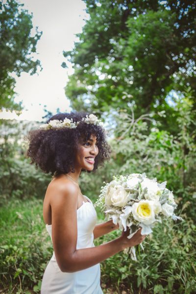 30+ stunning wedding hairstyles with floral crowns that will make your boho dreams come true. 🌼 // mysweetengagement.com // #wedding #weddingday #weddingflowers #weddingbeauty #weddinghair #weddinghairstyle #floralcrown #bridalhair #bridalhairstyle #bridalheadpiece Floral Crown Wedding Hair, Natural Bridal Hair, Curly Bridal Hair, Natural Hair Wedding, Natural Wedding Hairstyles, Floral Crown Wedding, Natural Hair Bride, Romantic Wedding Hair, Curly Wedding Hair