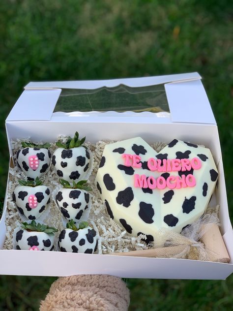 Cow Print Breakable Chocolate Heart, Cow Breakable Heart, Cow Theme Strawberries, Cow Print Chocolate Covered Strawberries, Cow Chocolate Covered Strawberries, Cow Print Strawberries, Edible Arrangements Diy, Breakable Heart Ideas, Wine Gift Box Ideas