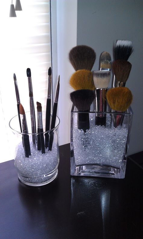 Decoraciones Diy Makeup Brush Holder, Diy Makeup Brush, Makeup Station, Makeup Room Decor, Nail Room, Makeup Brush Holder, Vanity Room, Makeup Rooms, Glam Room