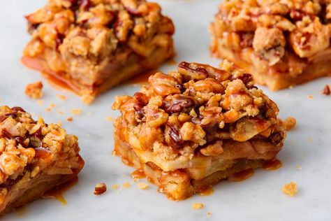 Apple Pie Bars Are The Definition Of FallDelish Pan Bars, Mini Thanksgiving Desserts, Apple Squares, Apple Pie Bars Recipe, Mini Thanksgiving, Savory Apple Recipes, Pie Bar Recipes, Apple Pie Bars, Best Apple Pie