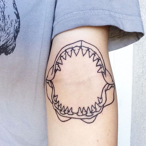 shark jaw Shark Jaws Tattoo, Jaw Tattoo, Shark Tooth Tattoo, Hai Tattoo, Mouth Tattoo, Shark Jaw, Tooth Tattoo, Shape Tattoo, Muster Tattoos