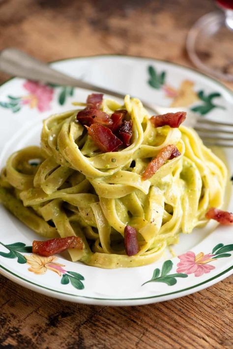 Creamy Pistachio Pasta with Crispy Guanciale Pasta Sauce Without Tomatoes, Pistachio Pasta, Italian Recipes Appetizers, Tagliatelle Pasta, Truffle Pasta, Pork Cheeks, Roasted Red Pepper Pasta, Pistachio Pesto, Chickpea Pasta