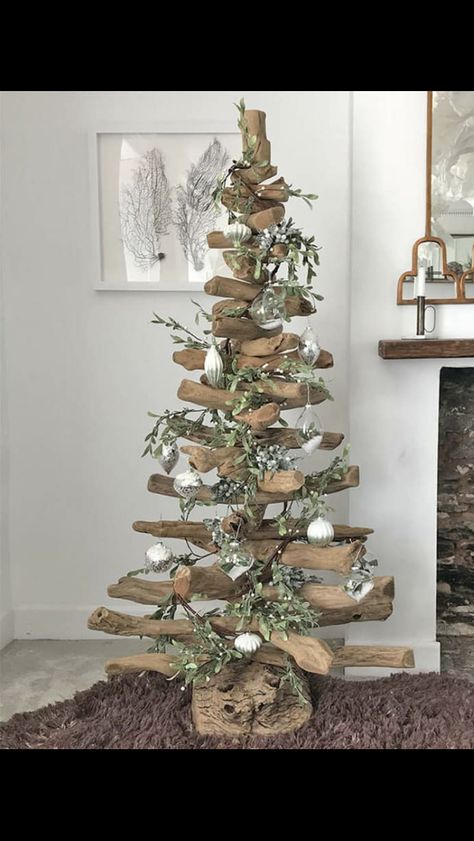 Wooden Christmas Trees Rustic, Drift Wood Christmas Tree, Home Made Christmas Tree, Log Crafts, Rustic Christmas Crafts, Twig Christmas Tree, Driftwood Christmas, Driftwood Christmas Tree, White Christmas Tree Ideas