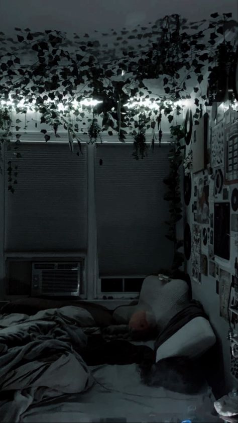 Dark Asthetics Rooms, Comfy Grunge Room, Dark Aesthetic Bedroom Ideas Grunge, Stormy Room Aesthetic, Twilightcore Bedroom, Dark Bedroom Inspirations Cozy, Dark Bedroom Ideas Aesthetic, Bedroom Aesthetic Gaming, Korean Bedroom Aesthetic Dark