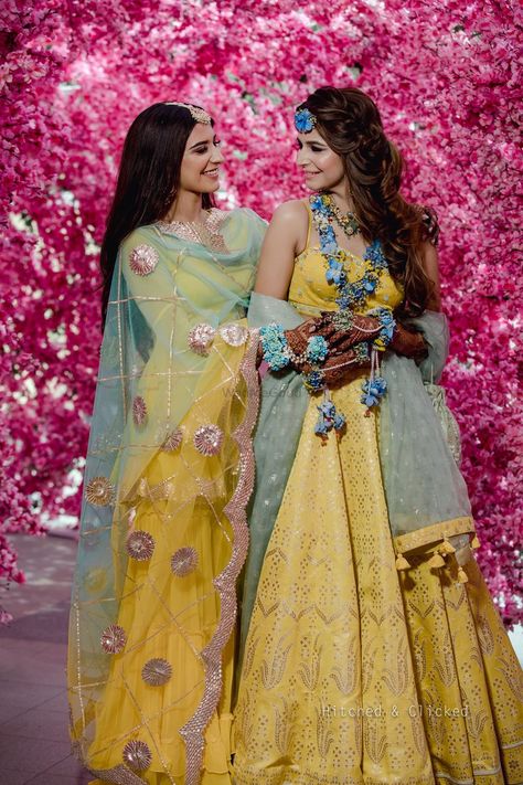 Function Photography, Traditional Wedding Photos, Mehndi Function, Bridesmaid Poses, Bridesmaid Photoshoot, Sisters Photoshoot Poses, Sister Photography, Sister Poses, Bridal Photography Poses