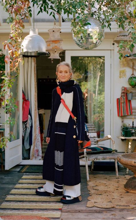 color blocking and layering Lucinda Chambers, Prada Skirt, Long Quilted Coat, Style Rules, Advanced Style, Vogue Fashion, Fashion Editor, Fashion Magazine, The Fashion