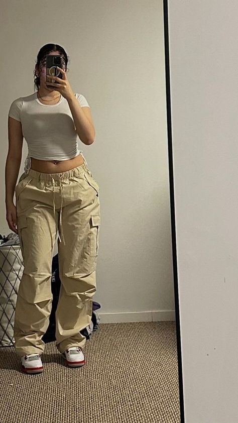 Cute Outfit Ideas with Beige Pants... Bershka Cargo Pants Beige, Beige Cargos Outfit, Cargos Outfit, Beige Cargos, Beige Pants Outfit, Cargo Pants Outfit Ideas, Womens Cargo Trousers, Cream Cargo Pants Outfit, Cute Outfits Winter