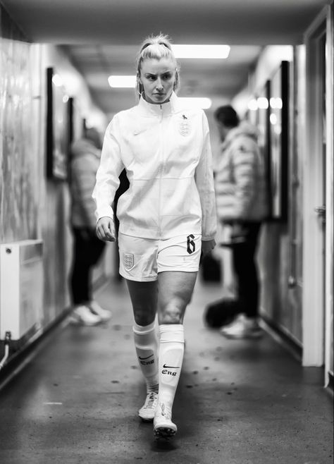 Leah Williamson Wallpaper, England Ladies Football, Female Football Player, Leah Williamson, Soccer Gifs, Wifey Material, Soccer Goal, England Football, Me As A Girlfriend