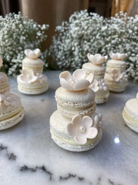 Макарони на свадьбу Macaron Place Setting, Macaroon Wedding Display, Macaron Centerpiece, Wedding Macarons Display, Bridal Macarons, Macaron Wedding Favors, Bridal Shower Macarons, Wedding Cake With Macarons, Macaroon Wedding Cake