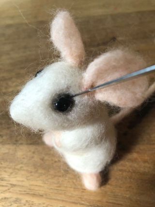 Polar Bear Craft, Tovad Ull, Felting Techniques, Felted Basket, Needle Felted Mouse, Needle Felting Tutorial, Felted Mouse, Needle Felting Diy, Wool Felt Projects