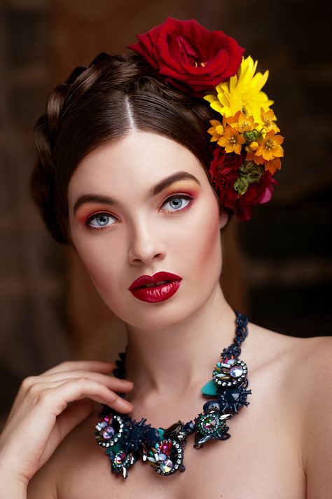 marianna Mexican Makeup, Mexican Hairstyles, Hair Clips 90s, Woman With Flowers, Shaggy Bob, Mexican Fashion, Flowers In Her Hair, Photographie Portrait Inspiration, Pinterest Makeup