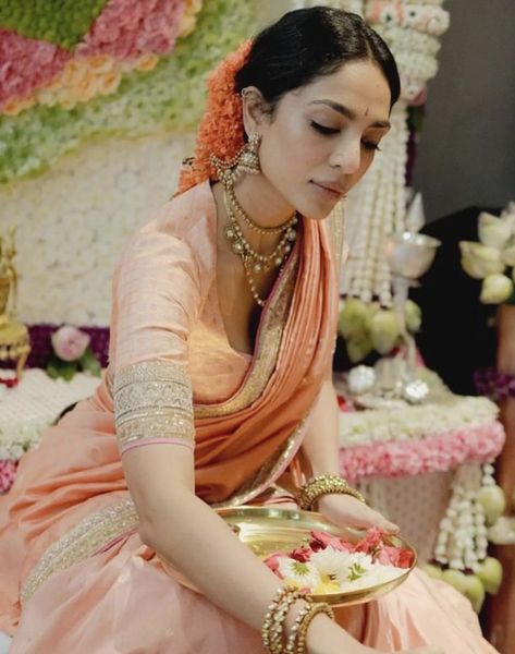 Sobhita Dhulipala, Lehenga Bollywood, Peach Color Saree, Flowers For Her, Naga Chaitanya, Engagement Saree, Engagement Lehenga, Saree Blouse Styles, Peach Saree