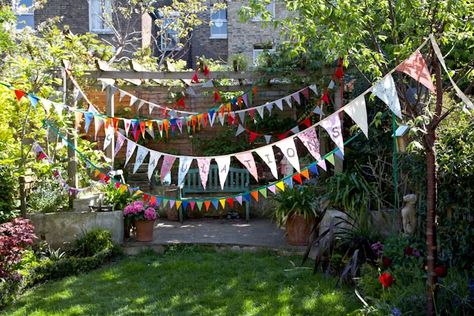 Bunting is a great way to create a unique and special event space, be it in a grand hall or back garden Easy Bunting, Bunting Ideas, Garden Bunting, Diy Raised Garden, Garden Party Decorations, Garden Party Birthday, Raised Garden Beds Diy, Mad Hatters, Summer Garden Party