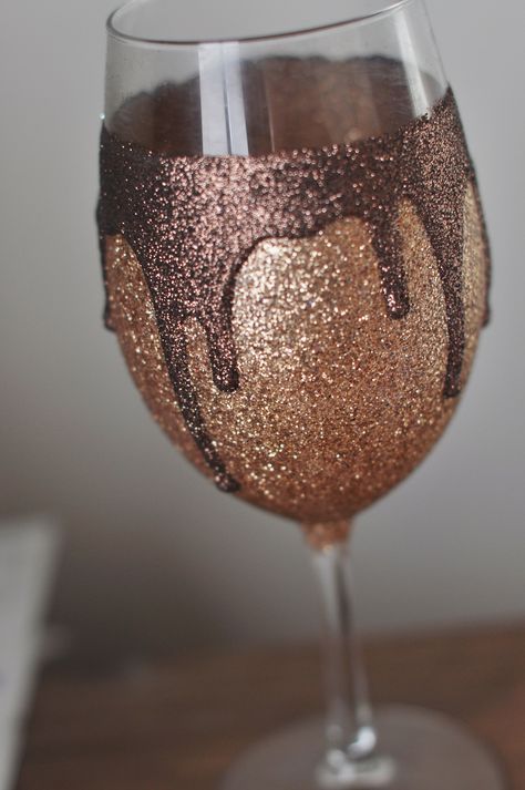 DIY: Glitter Drip Wine Glasses #GlitterProjects Glitter Wine Glasses Diy, Glitter Projects, Glitter Wine Glasses, Diy Wine Glasses, Decorated Wine Glasses, Glitter Glasses, Wine Glass Crafts, Wine Glass Art, Diy Glitter