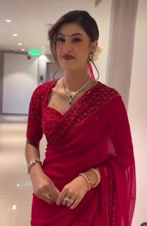 Jewellery On Red Saree, Red Saree For Farewell, Red Saree Blouse Design, Red Saree Look Modern, Jewellery On Saree, Chiffon Saree Blouse Design, Red Saree Look, Red Sarees, Saree Wearing Styles