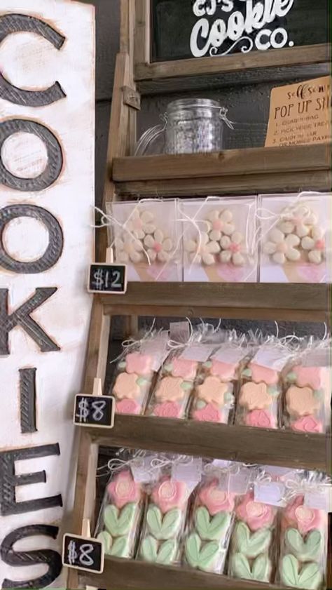 Cookie Displays For Craft Shows, Cookie Pop Up Shop, Cookie Stand Ideas, Pop Up Shop Display Ideas Desserts, Pop Up Cookie Shop, Cookie Market Display, Cookie Displays, Cookie Display Ideas Farmers' Market, Cookie Booth