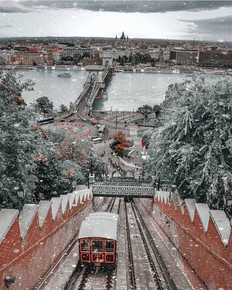 ᴡᴏʀʟᴅ's ʙᴇsᴛ ᴅᴇsᴛɪɴᴀᴛɪᴏɴs on Instagram: “📍Location: #budapest #hungary  Follow: 👉  @discover_europe_ Follow: 👌  @discover_europe_ DM for a feature!  Featured…” Budapest Winter, Budapest Thermal Baths, Budapest Christmas, Budapest City, Visit Budapest, Hungary Travel, Budapest Travel, Christmas In Europe, Voyage Europe