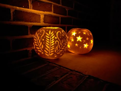 Pretty Carved Pumpkins, Fancy Pumpkin Carving Ideas, Halloween Pumpink Carving Ideas, Pumpkin Carving Aesthetic Ideas, Pumpkin Carving Ideas Pretty, Cottagecore Pumpkin Carving, Simple Carved Pumpkins, Boho Pumpkin Carving, Mountain Pumpkin Carving