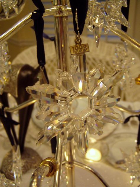 Winter Table Setting with Swarovski Crystal Ornament Centerpiece – Between Naps on the Porch How To Display Swarovski Snowflakes, Swarovski Ornament Display Ideas, Swarovski Snowflake, Winter Table Setting, Swarovski Ornaments, Swarovski Christmas, Star Ornaments, Displaying Crystals, Winter Table