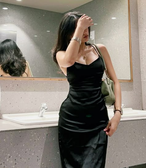 Poses In Bodycon Dress, Mirror Selfie Poses In Short Dress, Poses In Black Bodycon Dress, Bodycon Dress Poses Instagram, Bodycon Dress Poses, One Piece Dress Mirror Selfie, Leg Pose, Black Dress Aesthetic Mirror Selfie, Black Dress Outfit Party