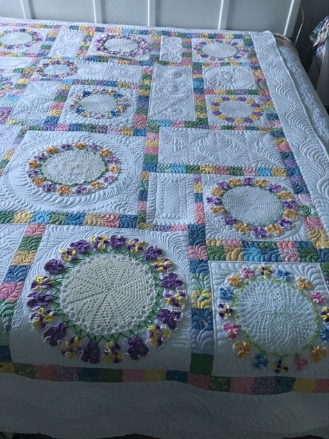 Rhonda Dort, Colchas Quilting, Doily Art, Vintage Quilts Patterns, Doilies Crafts, Vintage Doilies, Heirloom Quilt, Embroidered Quilts, Crochet Quilt