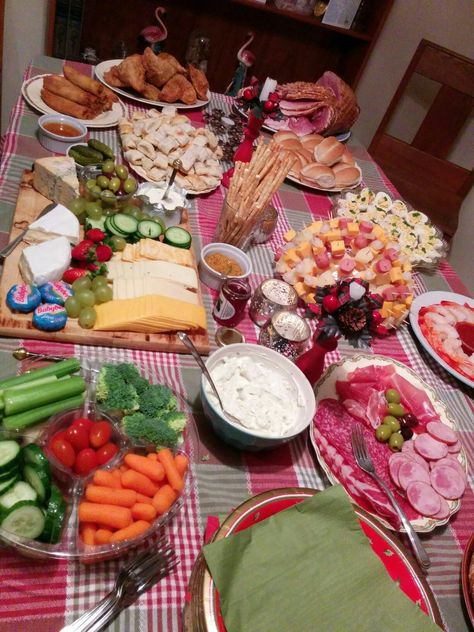 boxing  day buffet English Buffet Food, Boxing Day Dinner Ideas, Boxing Day Buffet Ideas Uk, Boxing Day Food Ideas, Boxing Day Buffet Ideas, Christmas Eve Buffet Ideas, Boxing Day Party, Boxing Day Buffet, Christmas Dinner Party Decorations