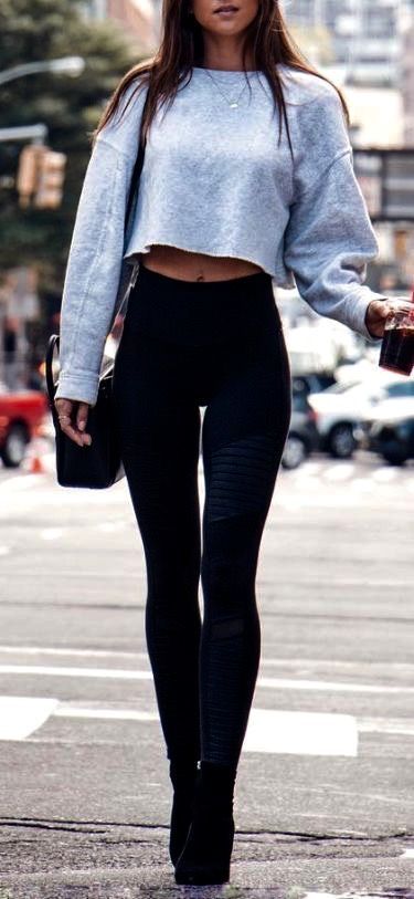 10 formas de usar leggings y verte espectacular Crop Top Outfits Winter, 2017 Fashion Outfits, Outfits Leggins, Foto Top, Look Legging, Street Style Fall Outfits, Crop Top And Leggings, Scott Mccall, Legging Outfits