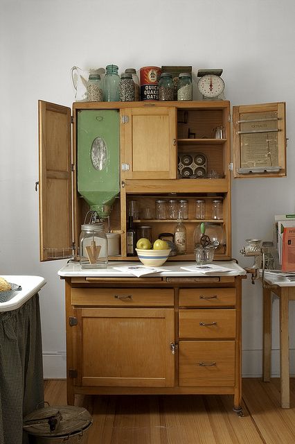 Early 20th C Hoosier cabinet.  Mine was my Great-Aunt's; it has a roll-top in the centre-right opening. Hoosier Cabinets, Old Fashioned Kitchen, Hoosier Cabinet, Deco Retro, Old Kitchen, Counter Tops, Kitchen Cupboards, Retro Kitchen, My New Room