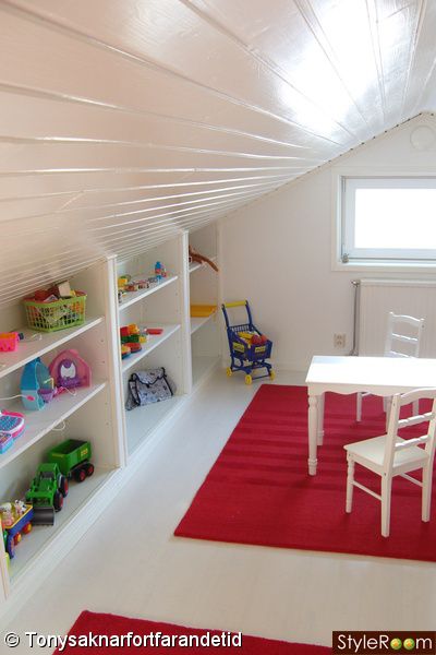 Snedtak - En klippbok om inredning Low Eaves Attic Bedroom, Under Eaves Playroom, Attic Eaves Ideas, Attic Space Playroom, Playroom Slanted Ceiling, Playroom Ideas Attic, Attic Toy Room, Low Ceiling Playroom, Shelves Slanted Ceiling