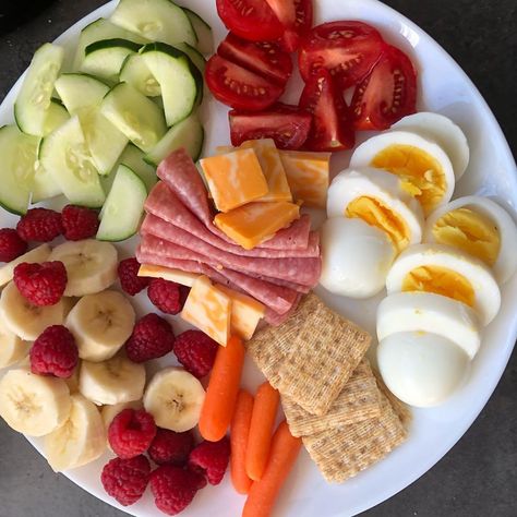 Snacks For Calorie Deficit, Fitness Meals, Cooking Mama, Healthy Lunch Snacks, Meal Prep Snacks, Easy Healthy Meal Prep, Organic Eggs, Healthy Food Motivation, Healthy Mom