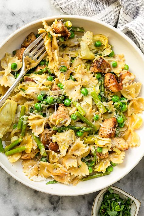 Chicken Pasta Primavera, Chicken Primavera Pasta, Pasta Primavera Recipe, Vegan Paleo Recipes, 30 Grams Of Protein, Spring Veggies, High Protein Dinner, Lean Chicken, Protein Dinner