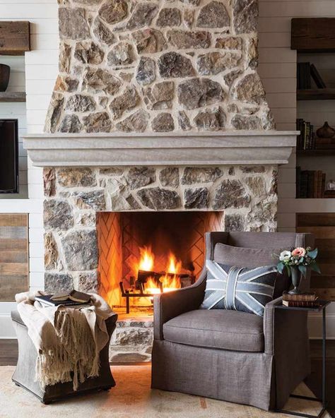 The Most Beautiful Mountain Lodge Fireplaces - The Cottage Journal Lodge Fireplace, Mosaic Fireplace, Stone Fireplace Makeover, Design Camino, Cottage Fireplace, Cottage Journal, Rock Fireplaces, Fireplace Remodel, Cottage Interiors