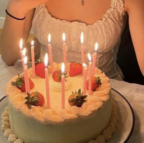 Cute Birthday Pictures, Think Food, Bday Girl, Pretty Birthday Cakes, Cute Birthday Cakes, Birthday Pictures, Birthday Photoshoot, Pretty Cakes, 16th Birthday