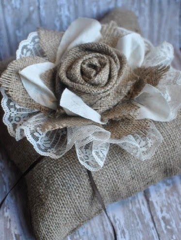 Fleurs en toile de jute Voir site Burlap Ideas, Burlap Projects, Diy Flores, Diy Burlap, Burlap And Lace, Lace Ring, Burlap Crafts, Wedding Pillows, Burlap Flowers