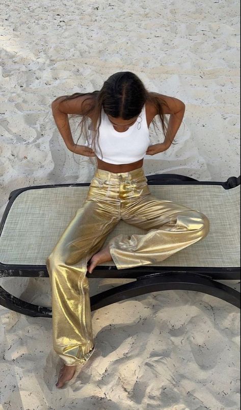 Golden Pants Outfit, Gold Outfit Aesthetic, Gold Pants Outfit, Metallic Pants Outfit, Gold And White Outfit, Cute Night Out Outfits, Golden Bday, Cargo Parachute Pants, Cargo Pants With Pockets