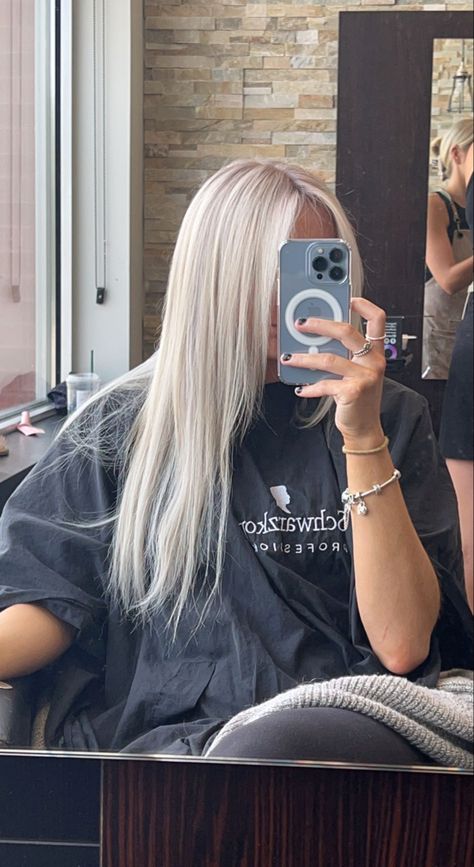 Platinum Blonde Grow Out, Cool Tone Dimensional Blonde, Super Blonde Hair With Dark Roots, Platinum Blonde Hair Money Piece, Lived In Platinum Blonde Hair, Platinum Blonde Hair With Money Piece, Bright Ashy Blonde Hair, Ice Blonde Hair With Dark Roots, Platinum Card Hair