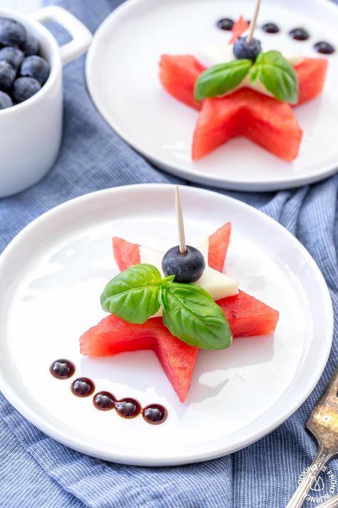 These Watermelon Caprese Bites have that perfect sweet-salty combo taste that makes a refreshing summer appetizer or side salad.  No need to spend time in the kitchen since they come together quick and can be on you table pronto!  #caprese #watermelon #summer #basil #balsamic #salad #appetizer Watermelon Caprese, Caprese Bites, Goat Cheese Appetizer, Easy To Make Appetizers, Decorações Com Comidas, Summer Appetizer, Food Carving, Watermelon Recipes, Snacks Für Party